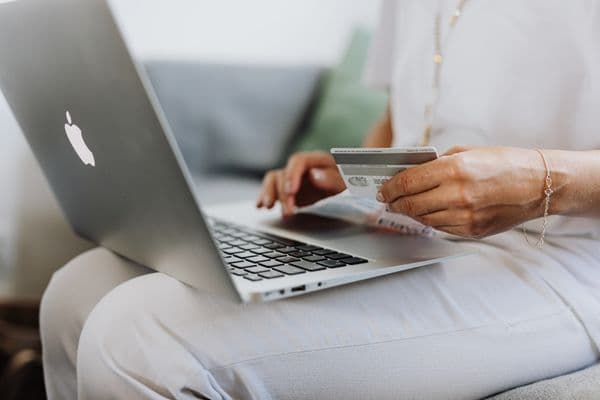 Persona comparando ofertas de préstamos en línea desde su celular