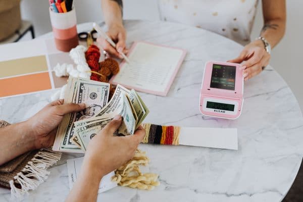 Visual representation of the pros and cons of using credit cards
