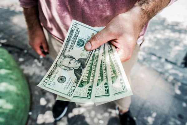 Persona evaluando con cuidado una oferta de préstamo sin consulta al Buró de Crédito